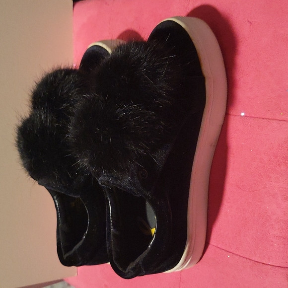 Pompom Sneakers - Picture 7 of 8